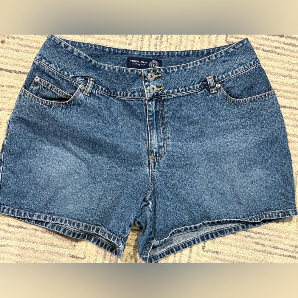 VENEZIA JEANS clothing co. Mid rise women’s shorts size 18. EUC